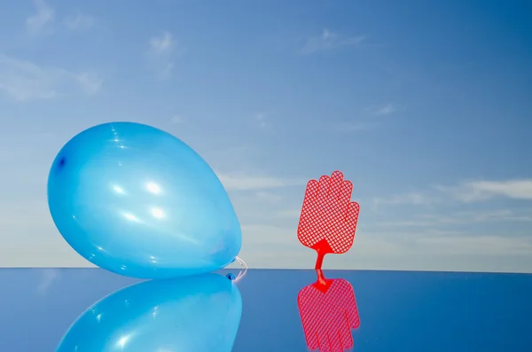 Símbolo de mão e balão azul no espelho — Fotografia de Stock