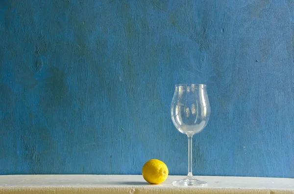 Bodegón con limón y vino vacío — Foto de Stock
