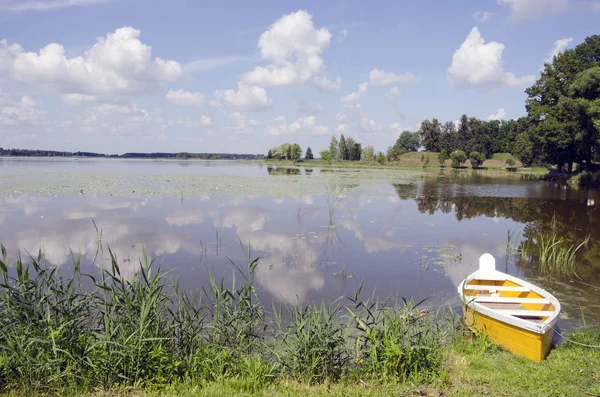 Lago de verano con barco amarillo — Foto de Stock
