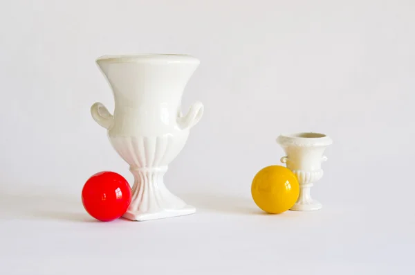 Натюрморт с шариками и двумя вазами — стоковое фото