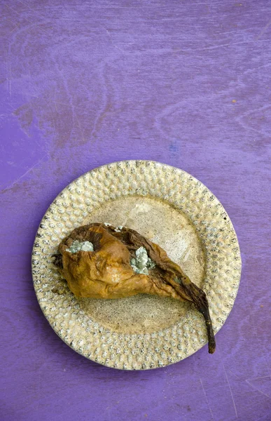 Σάπια αχλάδι στο μικρό πιάτο — Φωτογραφία Αρχείου