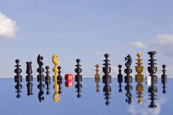 ビンテージ chessmans とミラー上の赤のサイコロ — ストック写真