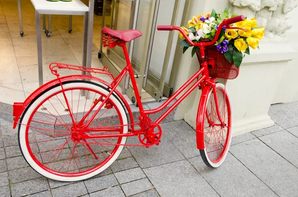 Vintage red bicycle in the street — Stock Photo, Image