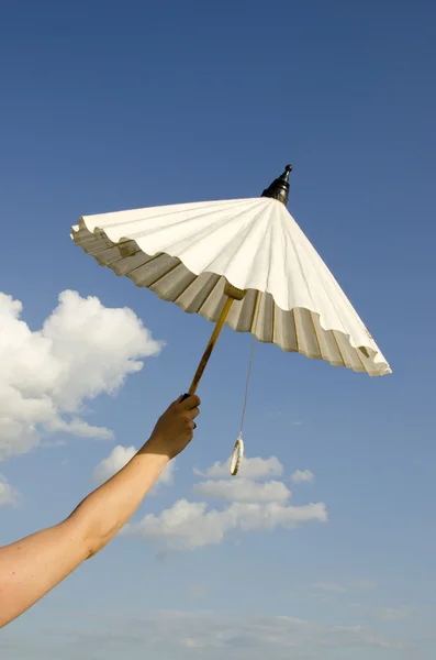 Donna mano tenendo ombrello bianco — Foto Stock