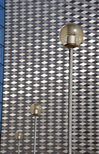 Lâmpadas no fundo da arquitetura moderna — Fotografia de Stock