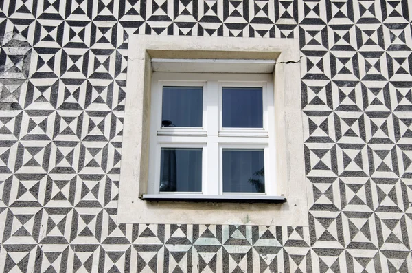 Dekoratif duvar üstünde pencere — Stok fotoğraf