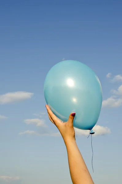 Gadis tangan memegang balon azure — Stok Foto