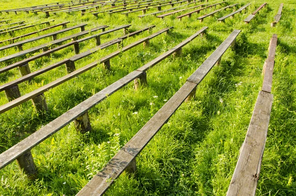 Gammal träbänk och gräs — Stockfoto