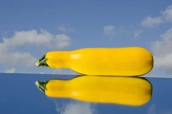 Κίτρινο κολοκύθι σε καθρέφτη και ουρανό — Φωτογραφία Αρχείου