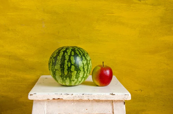 Gele Stilleven met watermeloen — Stockfoto
