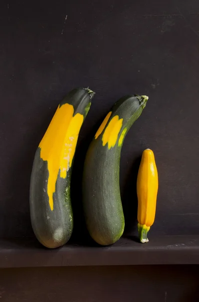 Siyah arka plan üzerine patlıcan — Stok fotoğraf