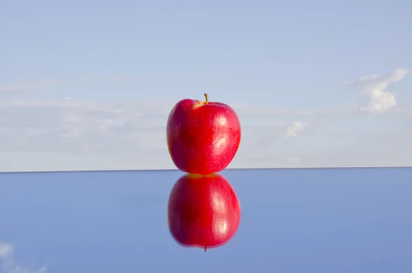One apple on mirror and sky — Stock Photo, Image