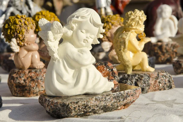 Pequenos anjos escultura na feira — Fotografia de Stock