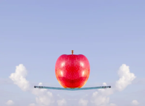 Czerwone jabłko lewitacja na statek szkło — Zdjęcie stockowe