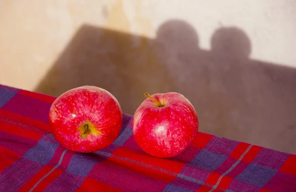 Dos manzanas rojas en la mesa —  Fotos de Stock