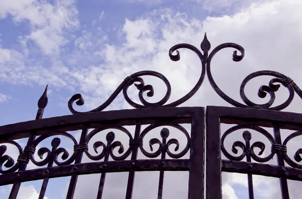 Fragmento de portão de metal e céu — Fotografia de Stock