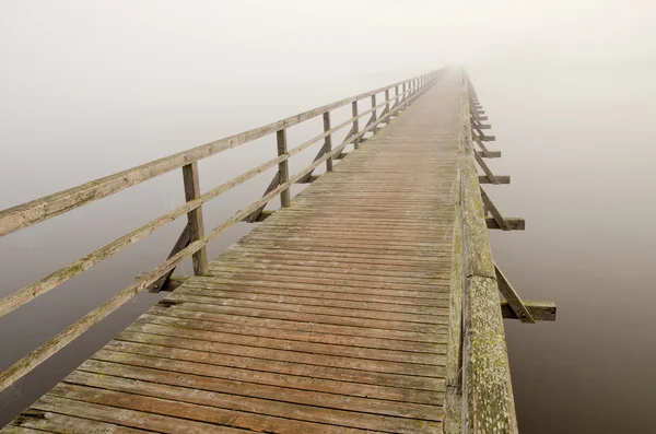 Dřevěný most a ranní mlhy — Stock fotografie