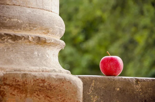 Manzana roja y columna — Foto de Stock