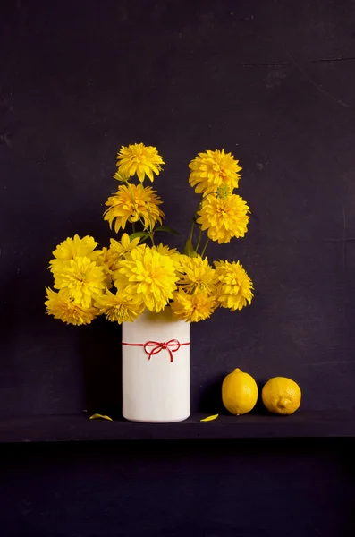 Zátiší s žlutým dahlia a citrony — Stock fotografie