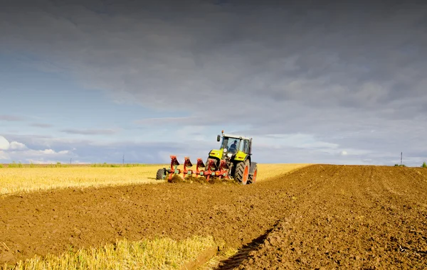 Аграрный ландшафт с трактором — стоковое фото