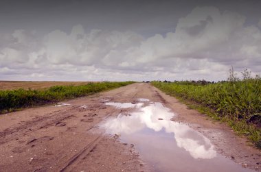 kırsal yol yağmur sonra