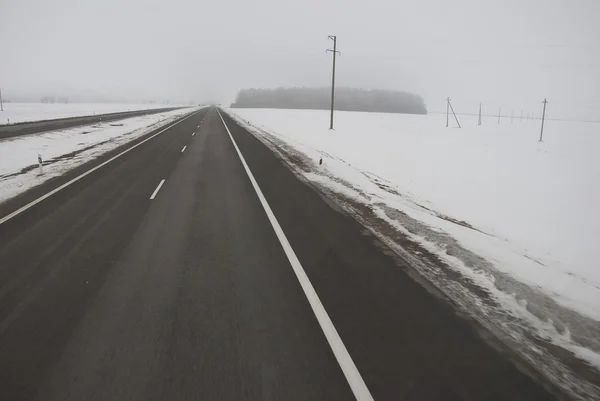 Autostrada e nebbia mattutina — Foto Stock