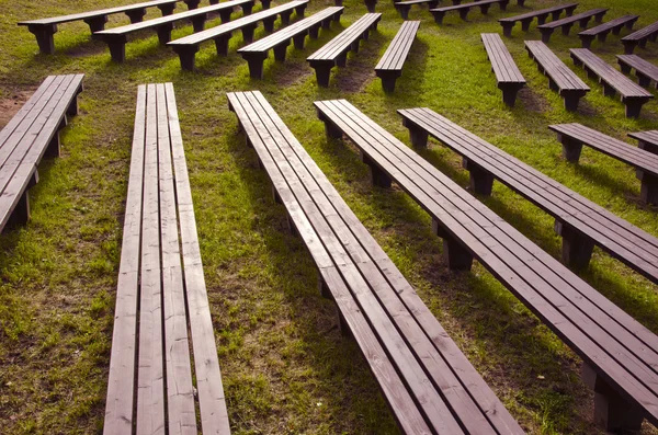 Скамейки в парке — стоковое фото