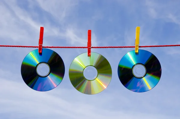 三个 dvd 和 cd 的磁盘和天空 — 图库照片