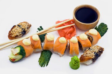 wasabi, yemek çubukları, cin ile sushi yılan balığı yanında kırmızı dragon toplar