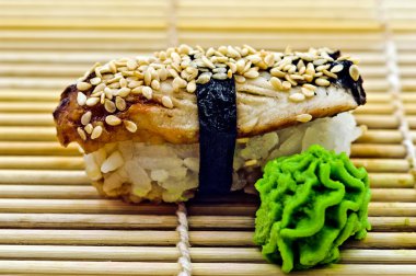 wasabi ile Sushi yılan balığı