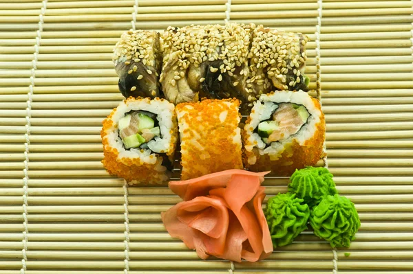Sushi California y Canadá con Wasabi y Ginger —  Fotos de Stock