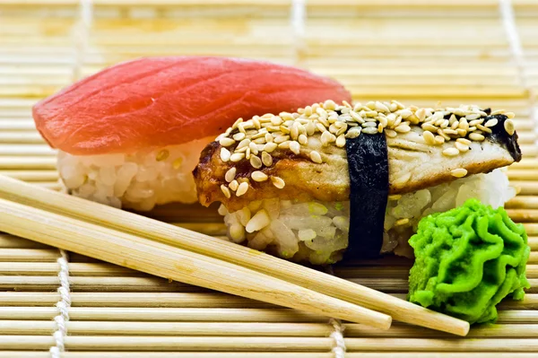 Sushi ål och tonfisk med wasabi ingefära och ätpinnar — Stockfoto