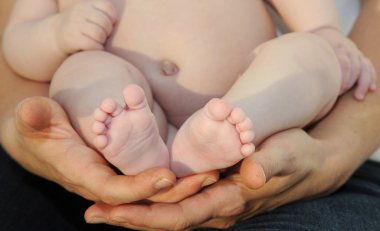 küçük bebek ayak ve şefkatli eller