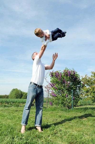 Familie plezier-vader en zoon - — Stockfoto