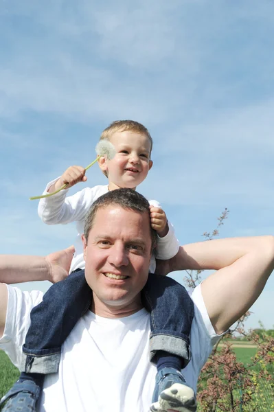 Potret ayah dan anak dengan dandelion — Stok Foto