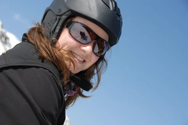 Portrét mladé ženy smějící se s lyžařskou helmu Stock Obrázky