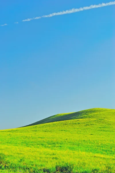 Colina verde e céu azul — Fotografia de Stock