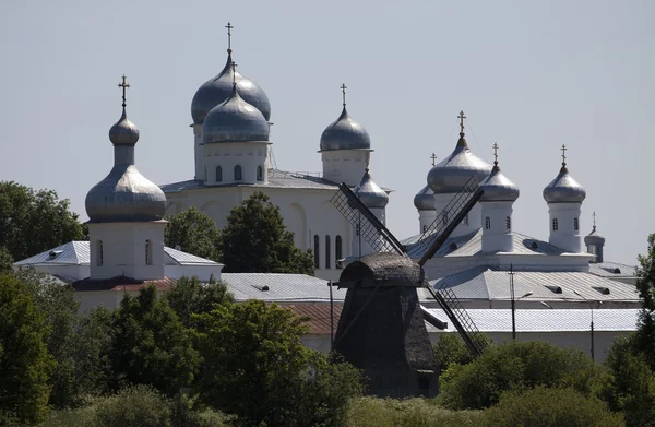 Yuriev kloster i novgorod stort, Ryssland Stockbild