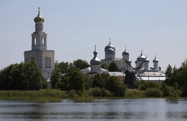 Vista sobre Yuriev (St 'George) Mosteiro em Novgorod, o Grande, Rússia Fotografias De Stock Royalty-Free