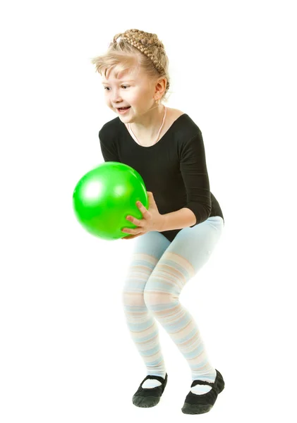 Ένα κορίτσι που παίζουν με μια Πράσινη μπάλα — Φωτογραφία Αρχείου