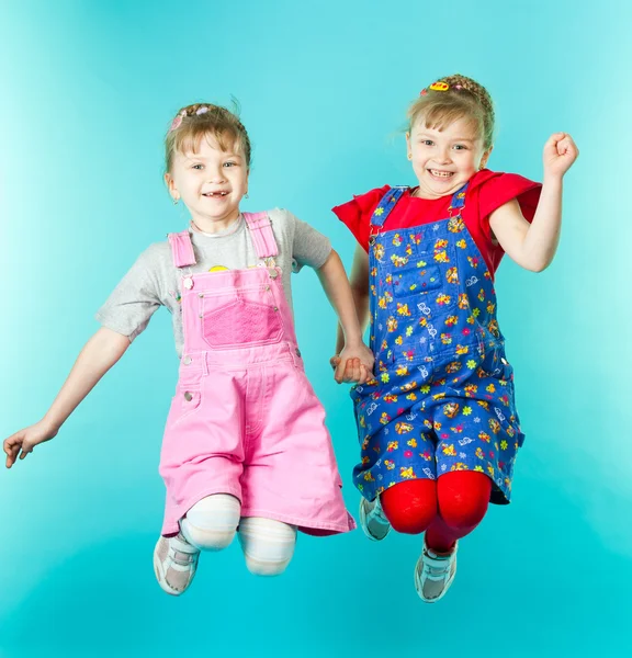 Twin sisters jumping — Stock Photo, Image