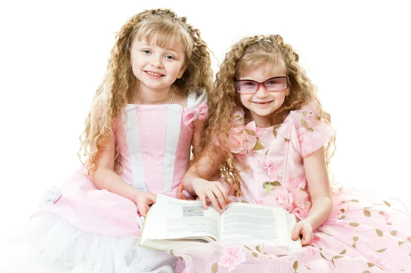 Princesas gêmeas lendo um livro — Fotografia de Stock
