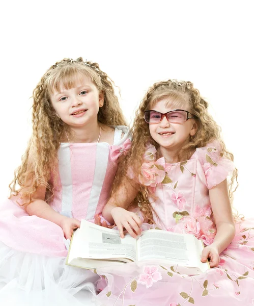 İkiz prensesler kitap okuma — Stok fotoğraf