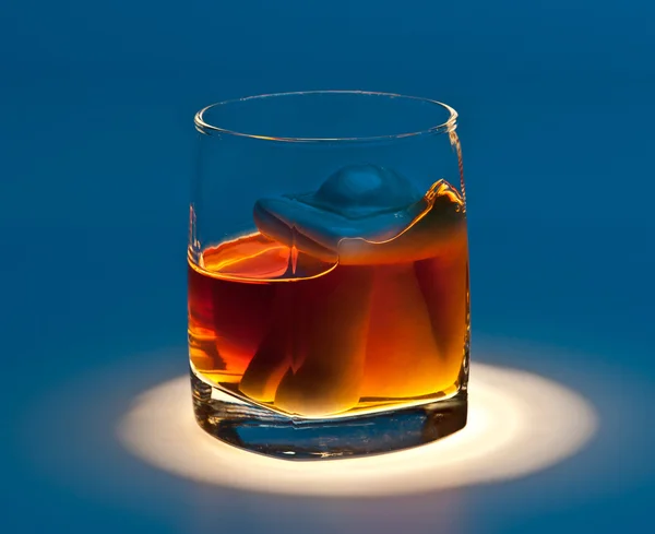 Ahogarse en un vaso de alcohol — Foto de Stock