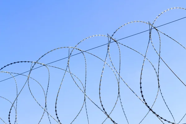 Barbed wire against the sky — Stock Photo, Image