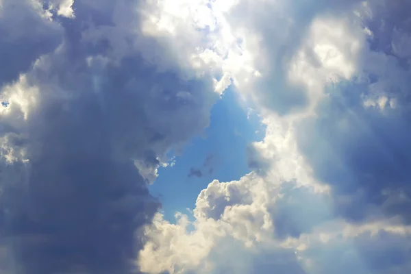 Blå himmel inramade av moln — Stockfoto