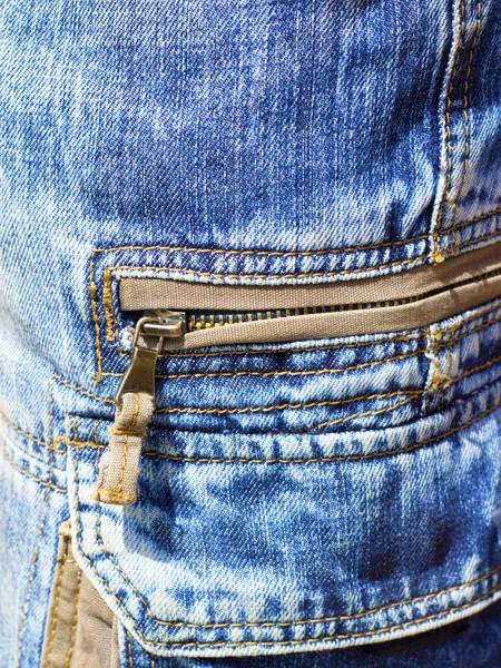 Close-up de calças jeans com bolsos de patch com fecho de correr — Fotografia de Stock