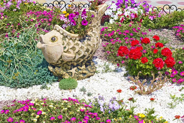 Cama con flores en flor — Foto de Stock