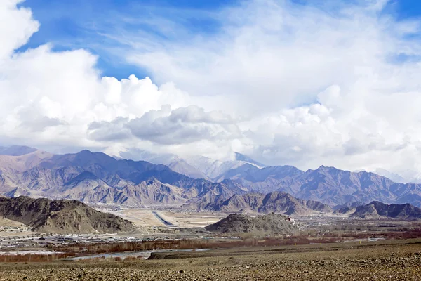 Miasta w dolinie, ladakh, Himalaje — Zdjęcie stockowe