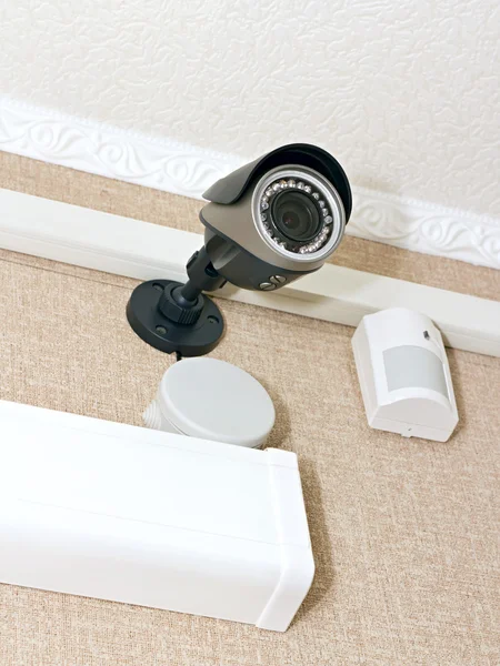CCTV kamery i czujnik wielkości na ścianie — Zdjęcie stockowe